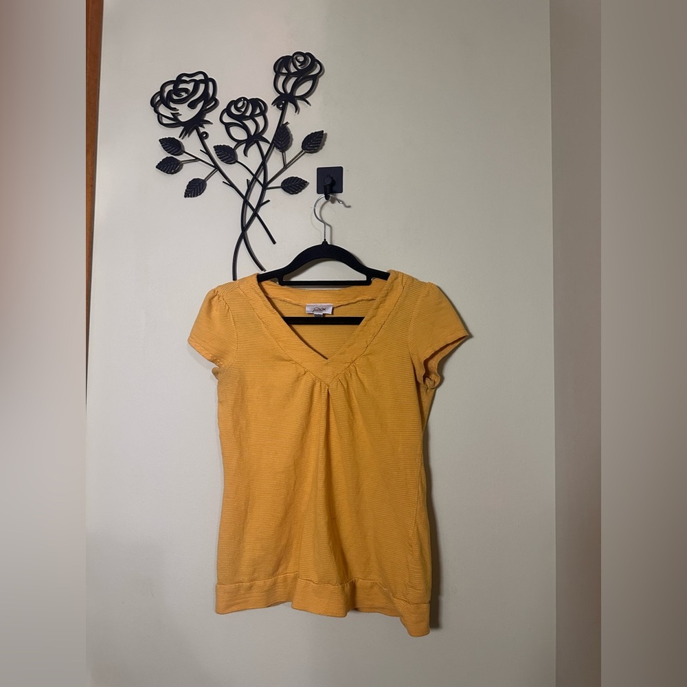 Graine Golden Yellow V-Neck Ribbed Tee – Women’s Size Large